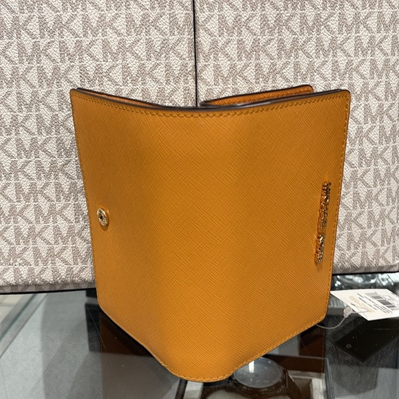 MICHAEL KORS
Medium Crossgrain Leather Wallet
Cider
NWT - Picture 8 of 16